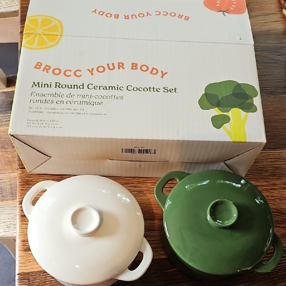 New BROCC YOUR BODY Mini Round Ceramic Cocotte Set - Green and Cream - Picture 1 of 9